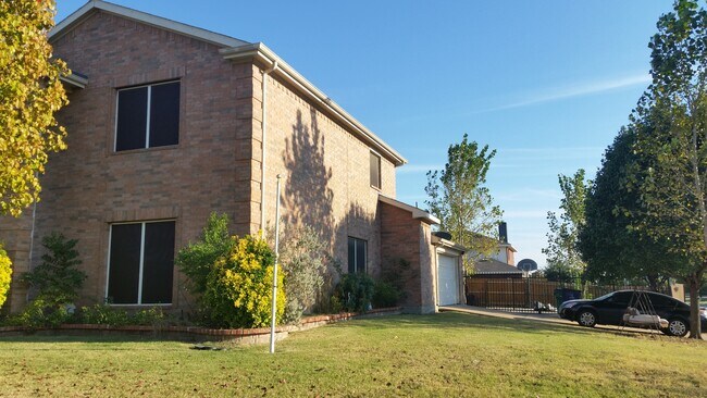 Building Photo - 506 Comanche Trl