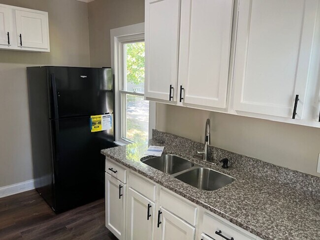 Building Photo - ? Cozy 2-Bedroom Home with Modern Updates ...