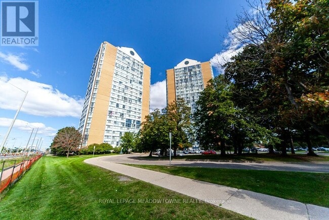 Building Photo - 35 Trailwood Dr