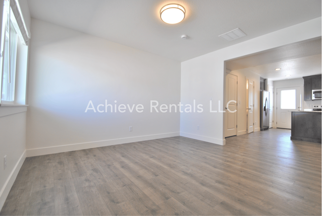 Building Photo - 360 N 2650 W