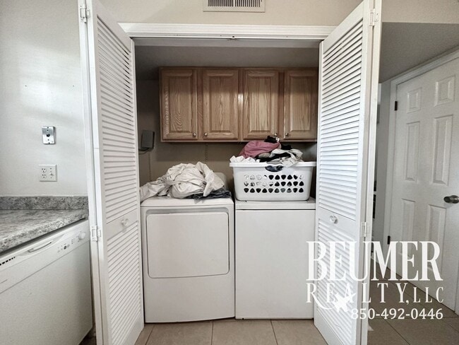 Building Photo - Townhome in SE Pensacola Scenic Hwy locate...