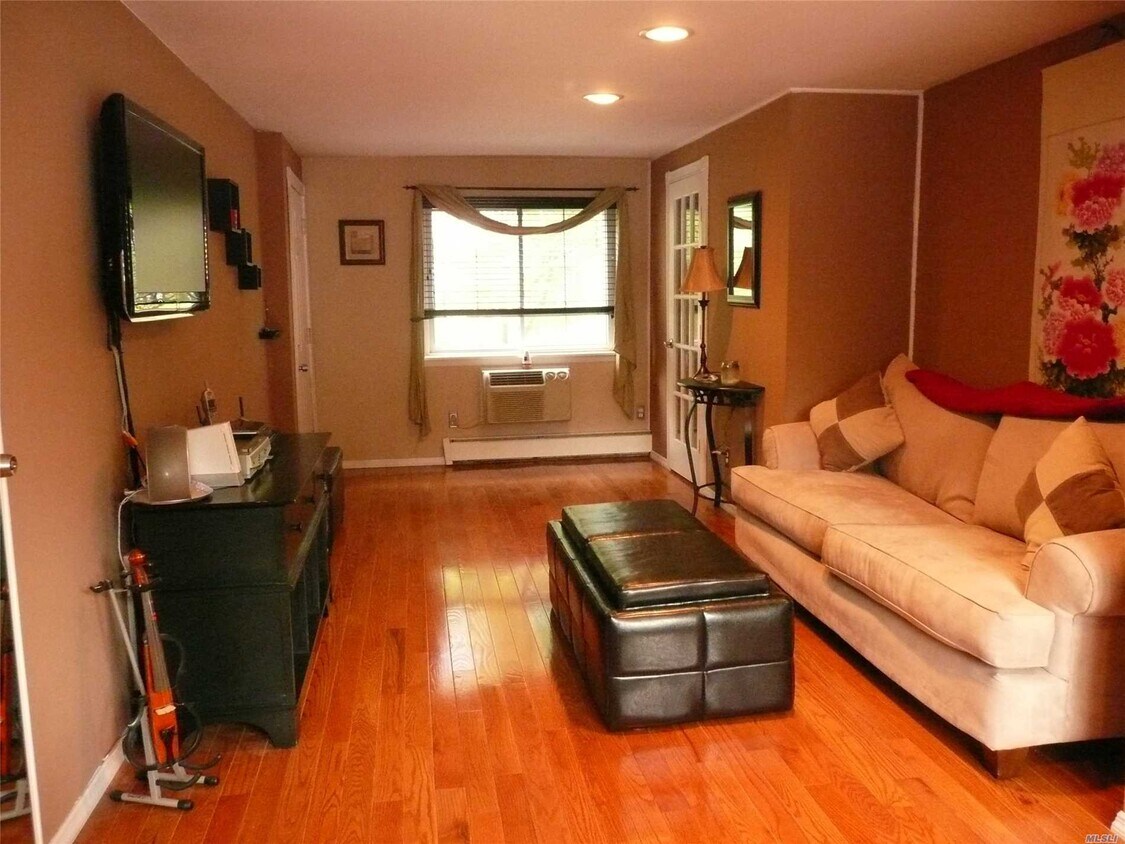 Primary Photo - 152 Jervis Ave