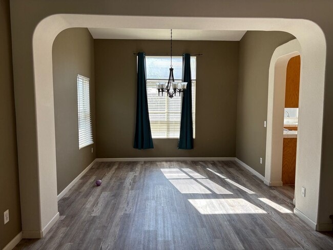 Building Photo - 4 bedroom 3 bathroom home with bedroom and...
