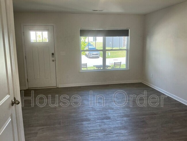 Foto del edificio - 341 Oak Br Rd