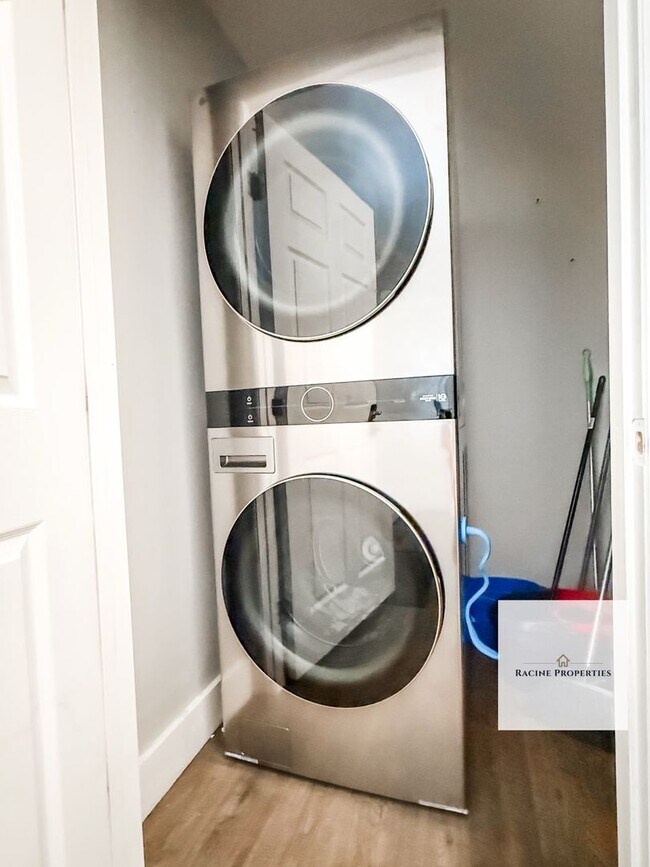 Foto del edificio - Furnished Two Bedroom Close to Downtown