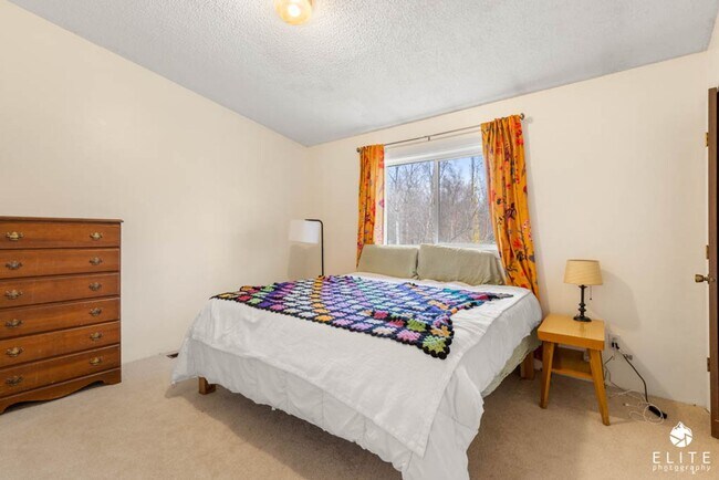 Foto del edificio - 5 Bedroom | 2.5 Bath | 2 car garage | Fenc...