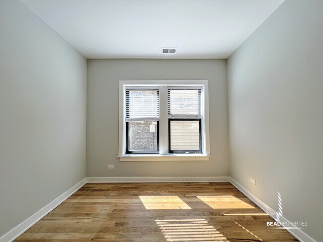 Foto del edificio - 2205 W Eastwood Ave