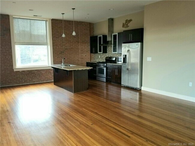 Foto del edificio - 14 N Main St