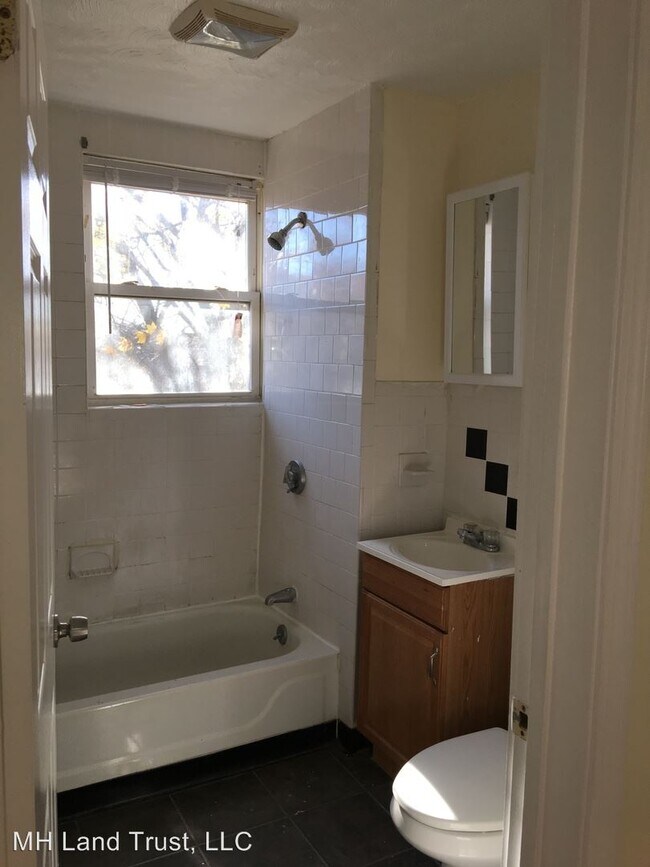 Building Photo - 4 br, 1 bath Apartment - 166 Woodrow Avenue
