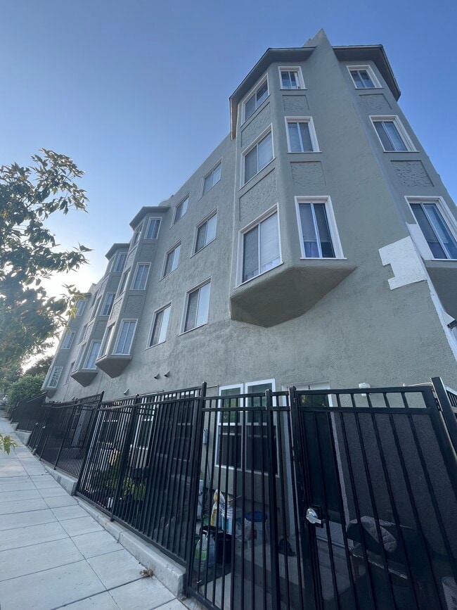 Foto del edificio - 3201 Beaumont Ave.