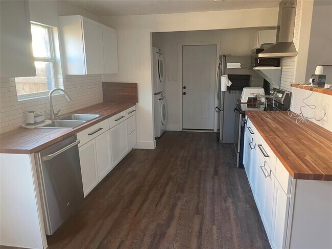 Building Photo - 1900 W Mesa Park Dr