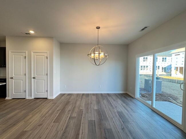 Foto del edificio - Brand New Open floor plan, 2 car garage to...