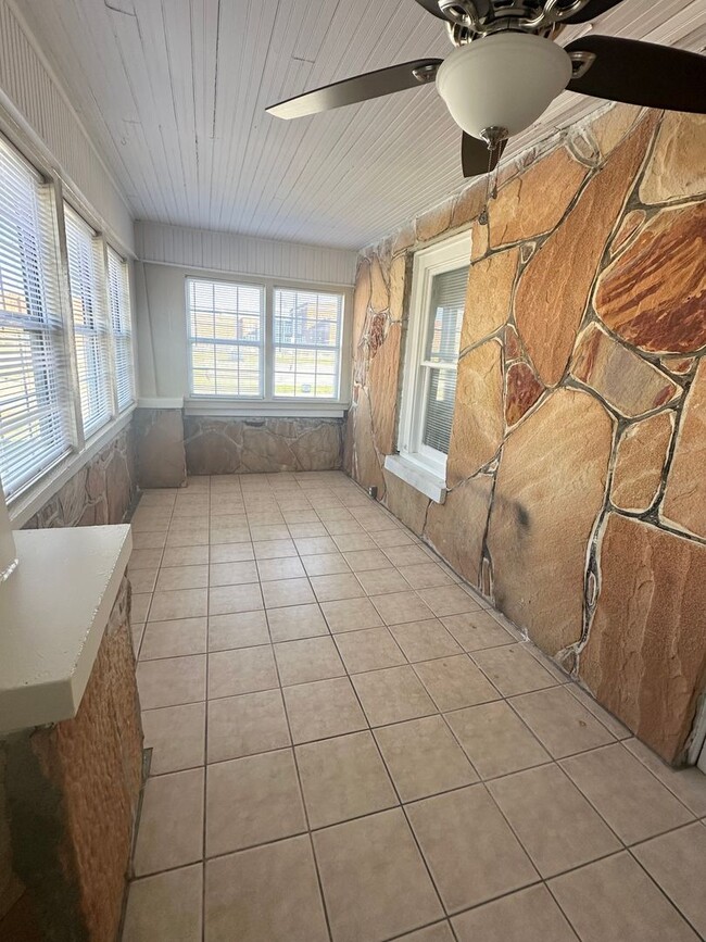 Building Photo - Cozy Rock Home with Inviting Sunroom and C...
