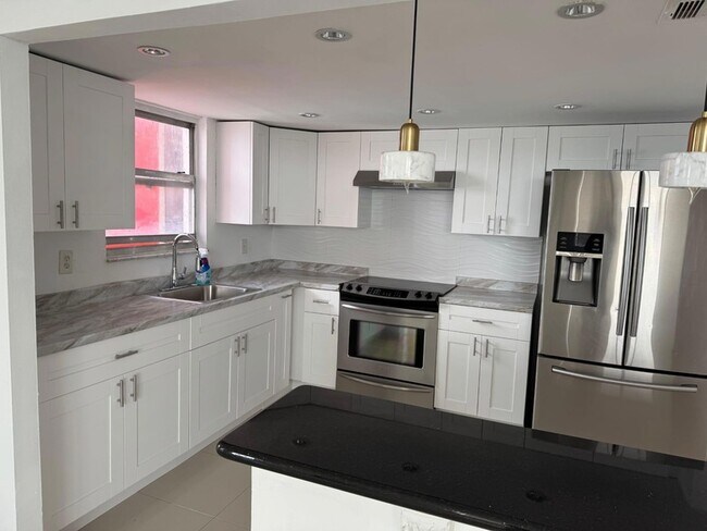 Building Photo - 1301 NE Miami Gardens Dr