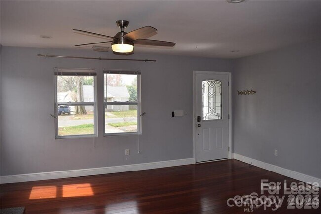 Foto del edificio - 1221 Meadow Ln