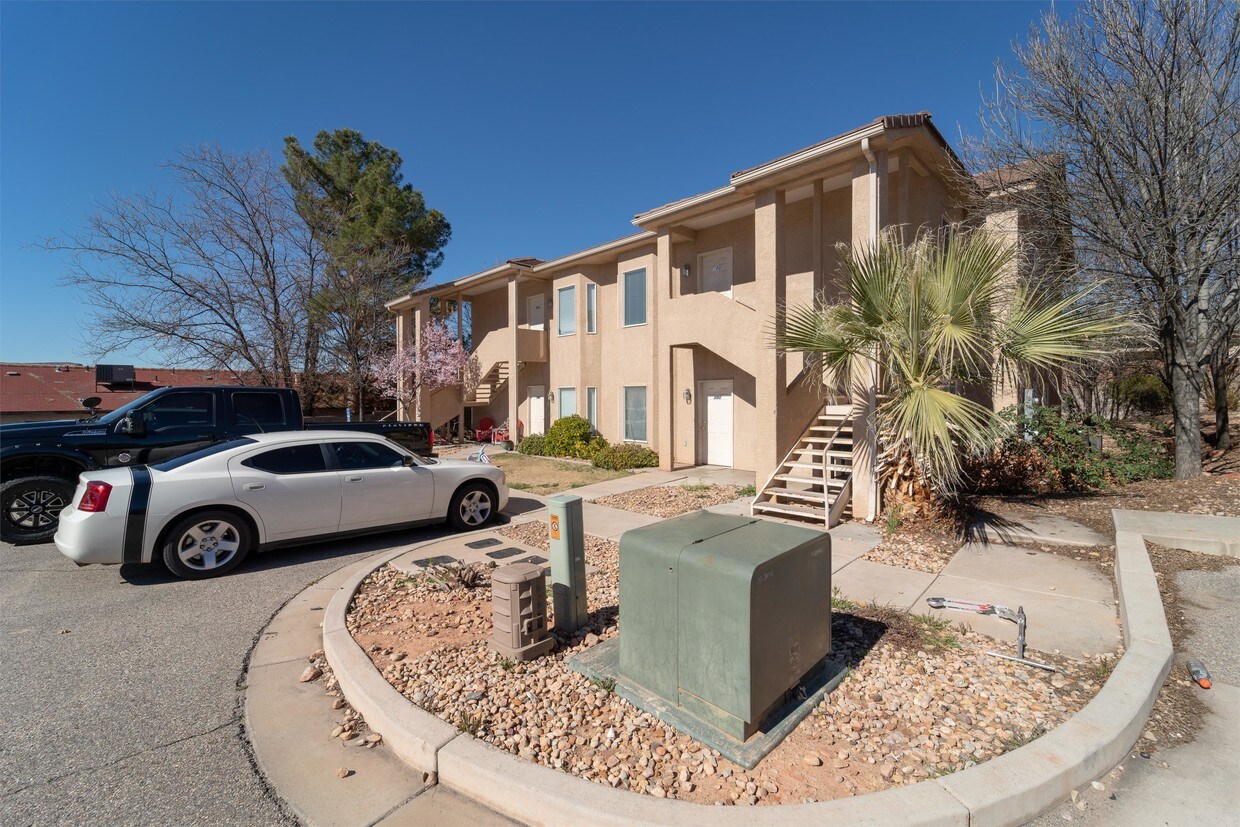 Primary Photo - 184 S Valley View Dr