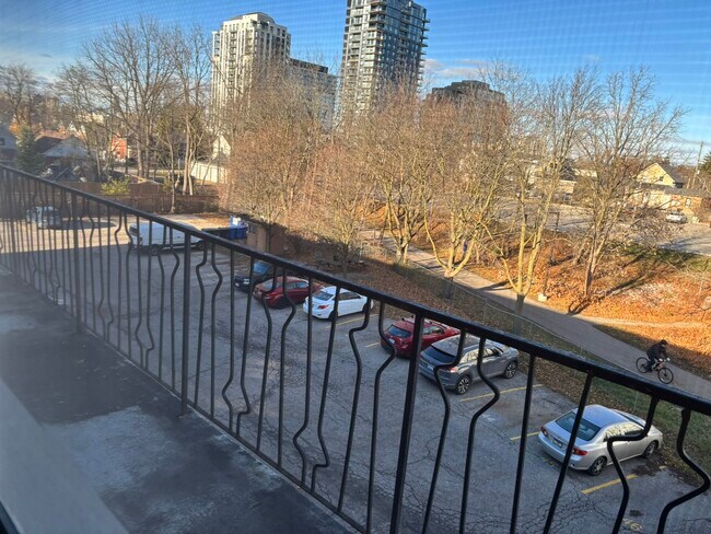 Building Photo - 10 Esson St