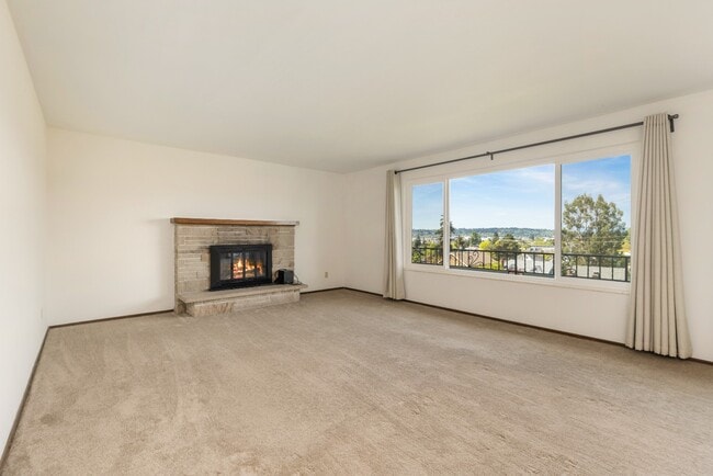 Building Photo - Charming 2BR/2BA Home with Private Balcony...