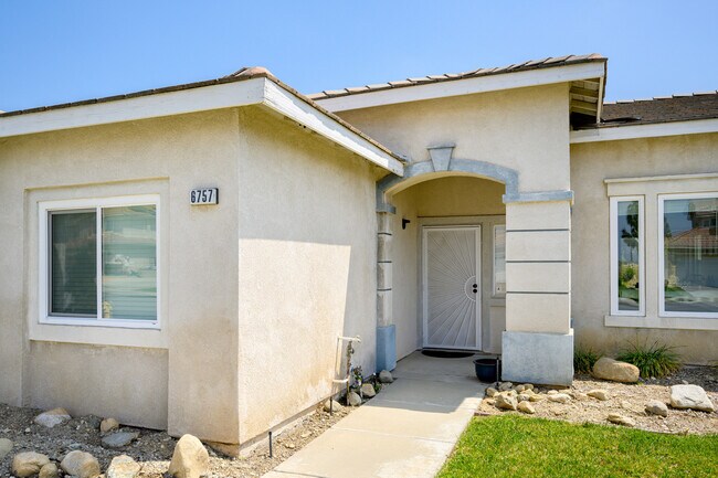 Foto del edificio - 6757 Royal Crest Ct