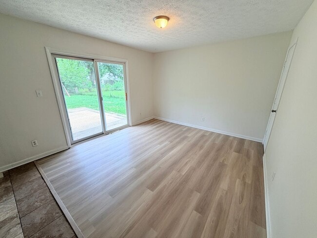 Building Photo - 845 Middle Dr