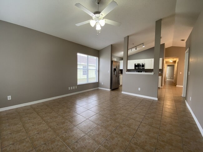 Building Photo - 9675 Hollyhill Dr