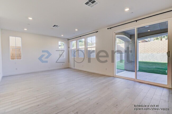 Building Photo - Unit