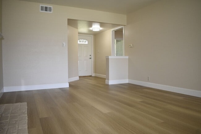 Foto del edificio - 5150 Oak Leaf Ave