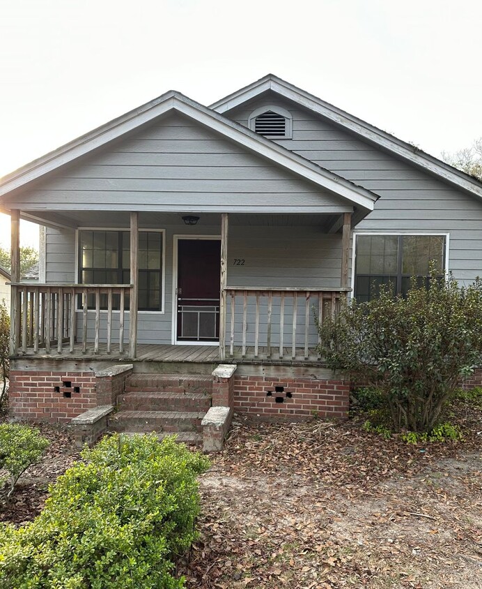 Primary Photo - 3 bedroom 2 bath house in Midtown! Availab...