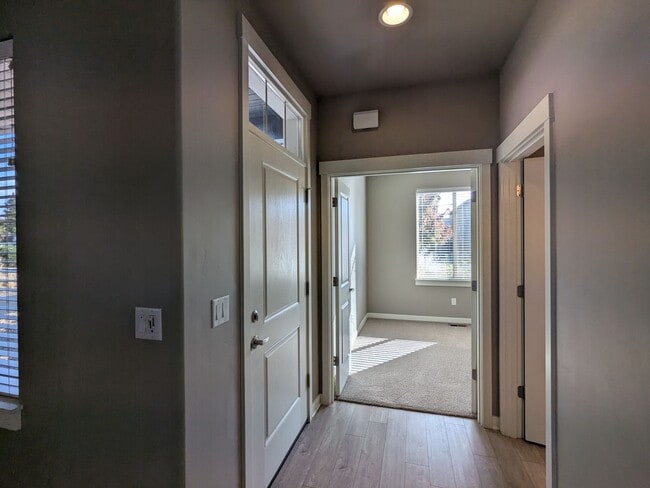 Building Photo - Newer 3 bedroom plus Den and Amenities in The Bridges