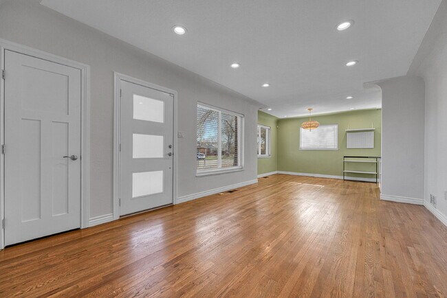 Foto del edificio - $3,695.00, $300 OFF First Months' Rent - 4 Bedroom, 3 Bath, Single Family Home in Denver with Fin...