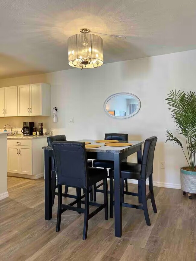 Mesa de comedor y sillas de altura de barra - 1700 SW 16th Ct