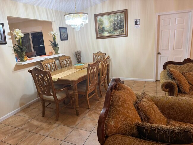 Foto del edificio - 5842 Lake George Pl