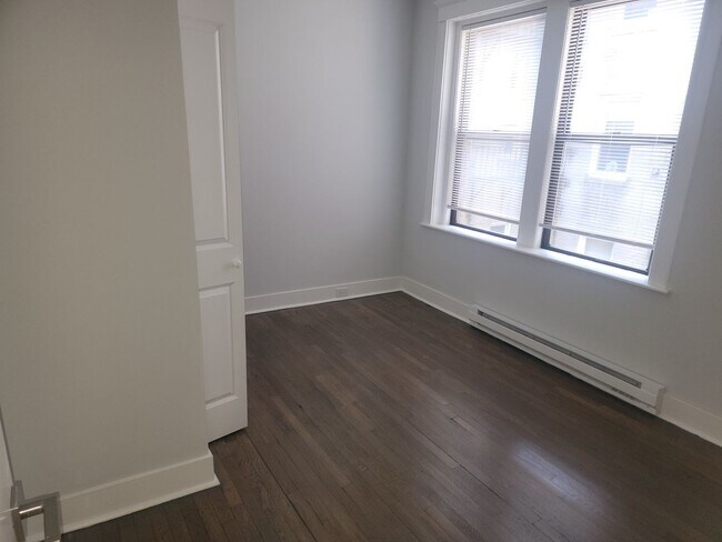 Building Photo - Beautiful; 2 Bed with in unit washer and d...