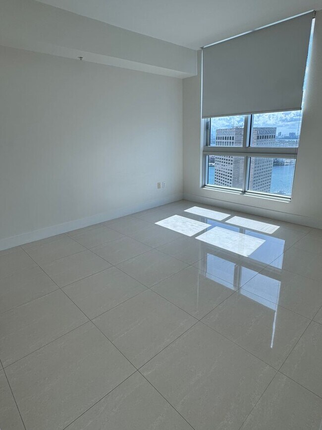Foto del edificio - Stunning 2Bed/ 2Bath residence for rent at MET1
