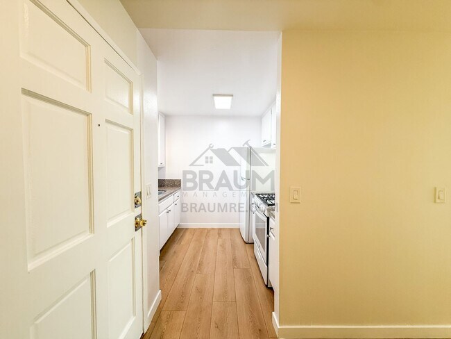 Foto del edificio - 14249 Friar St