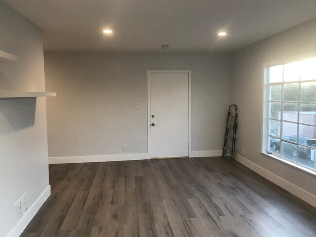 Building Photo - 1150 Masselin Ave