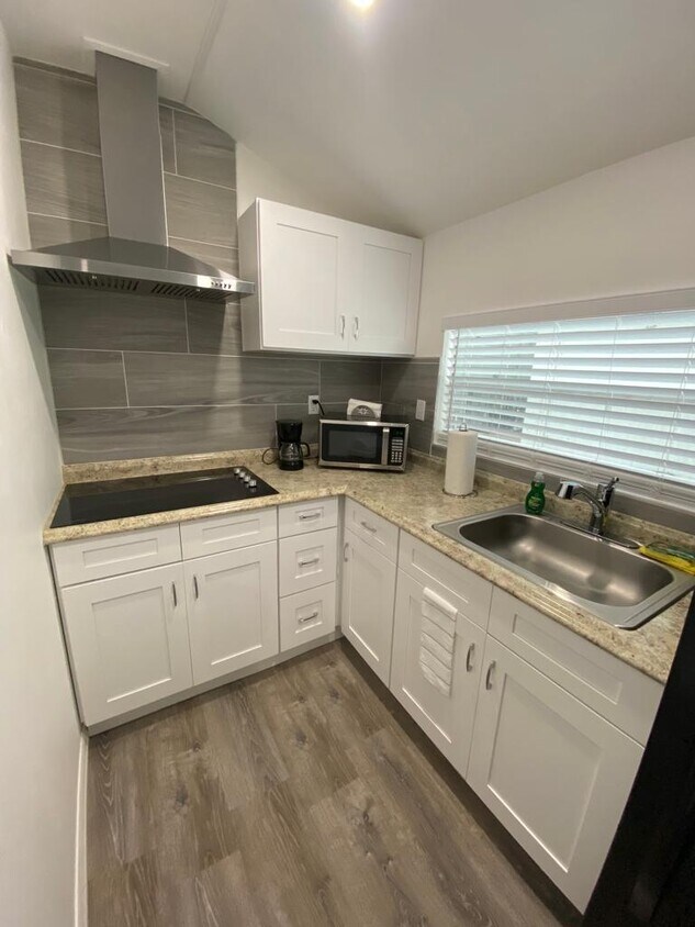 Foto del edificio - 1322 E Memorial Blvd