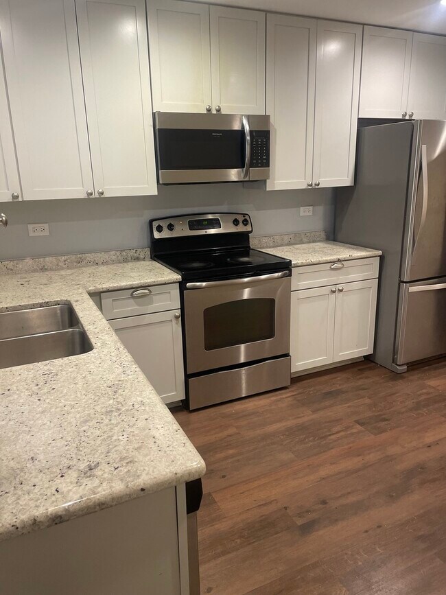 Foto del edificio - 1221 Whispering Hills Ct
