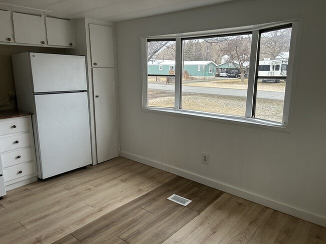 Building Photo - 104 1st Ave SW