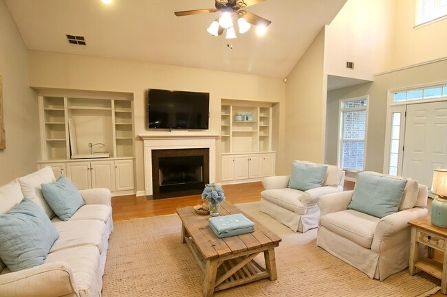 Building Photo - 2030 Glen Oaks Dr