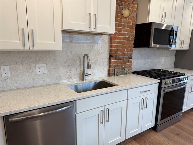 Building Photo - 97 Baldwin St