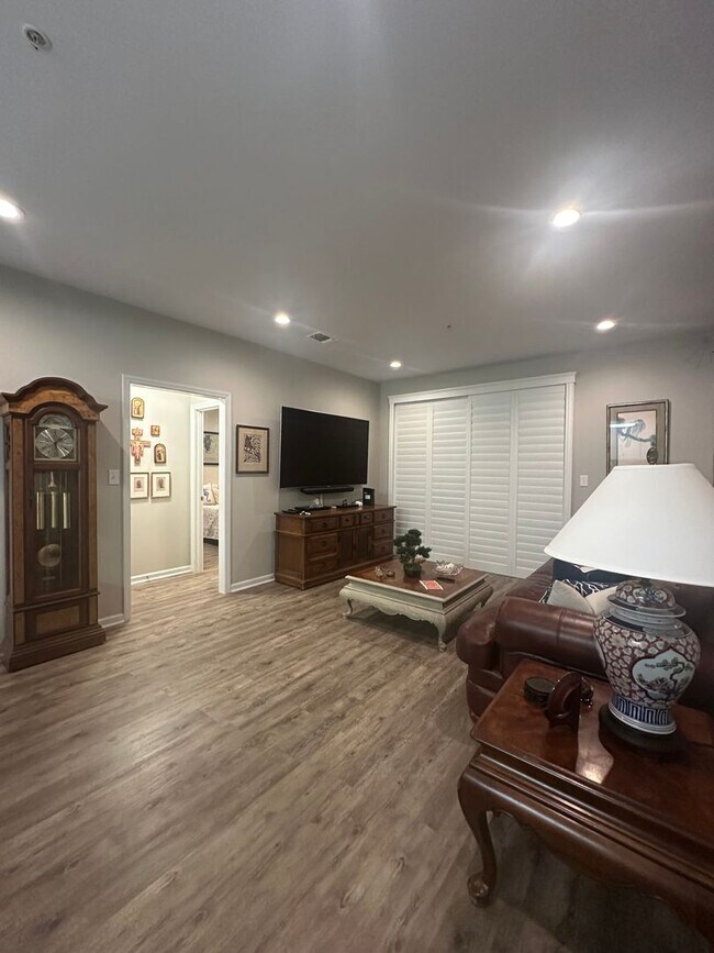 Building Photo - Beautiful Condo walking distance to Grand ...