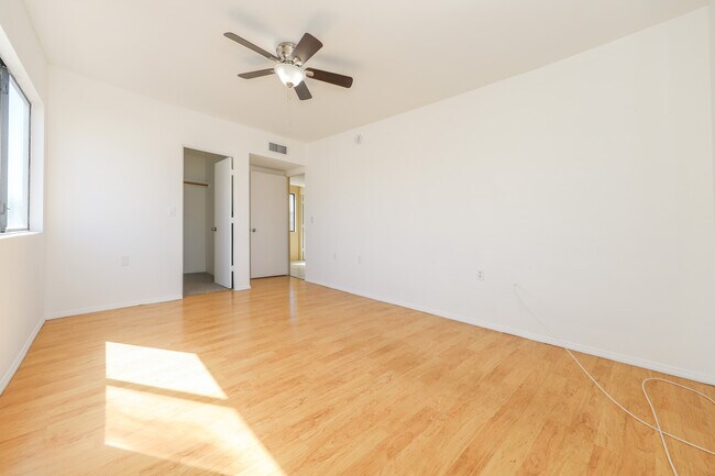 Foto del edificio - 136 E Pastime Rd