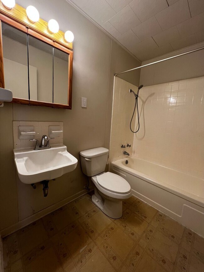 Foto del edificio - 3 Bedroom, 1.5 Bathroom, Brick Home with yard and Storage Building