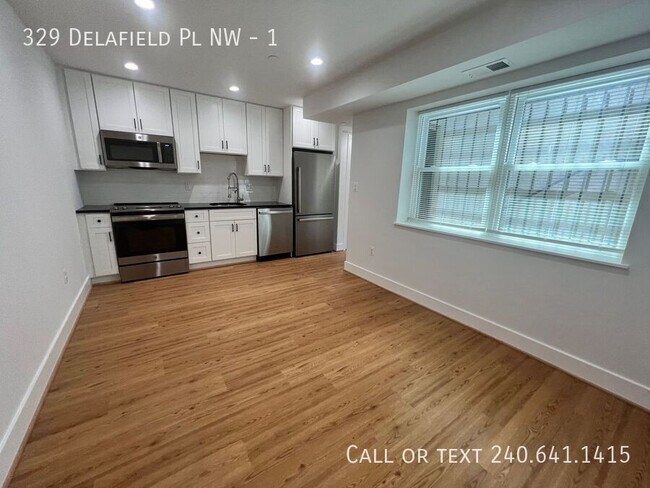 Foto del edificio - 329 Delafield Pl NW