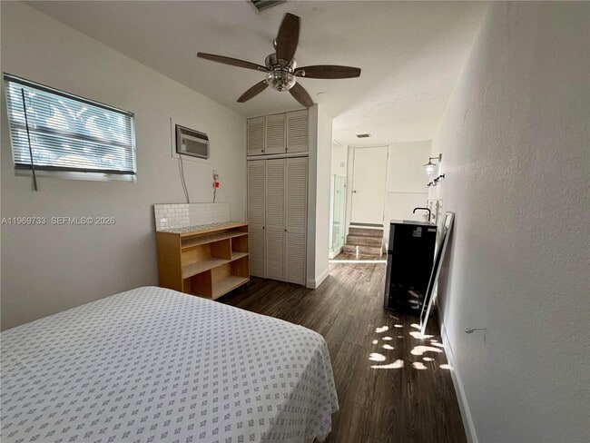 Building Photo - 1185 Biarritz Dr