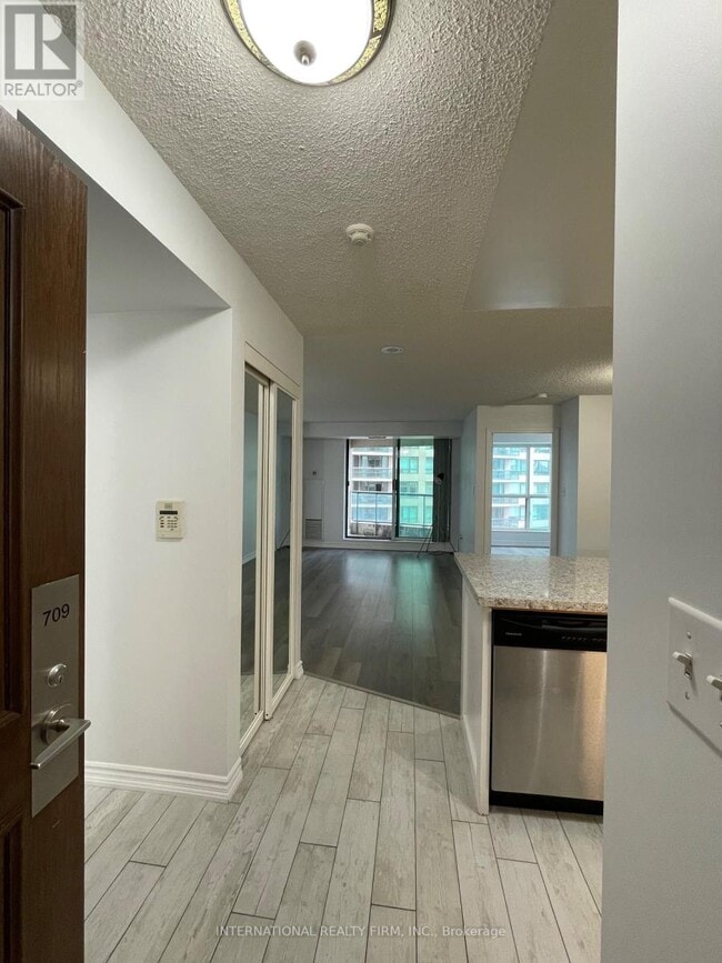 Building Photo - 7 Lorraine Dr