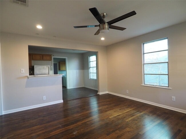 Foto del edificio - 4508 Bennett Ave