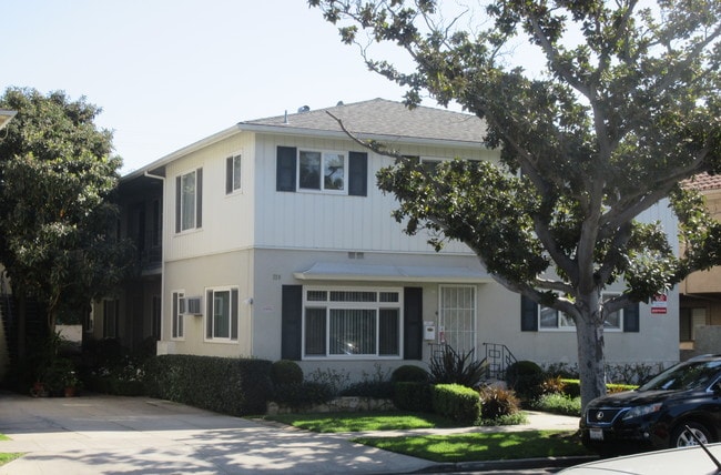 Building Photo - 320 S Doheny Dr