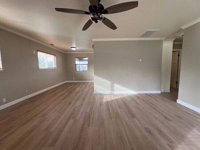 Building Photo - Remodeled 2 Bedroom 1 Bathroom Home in San...